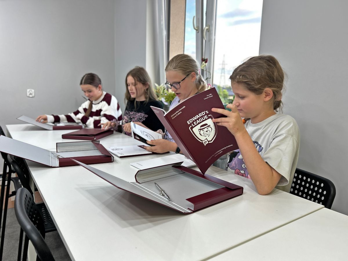 Lektor z młodzieżą na zajęciach Edward's League